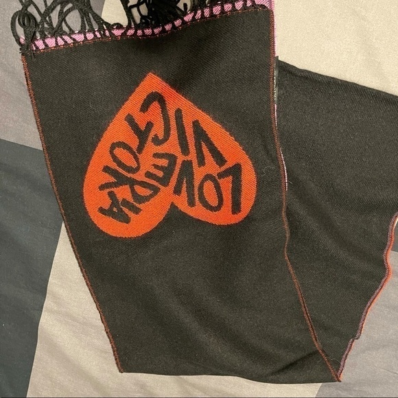 Victoria’s secret winter angle scarf red pink black graphic logo cozy - Picture 5 of 7